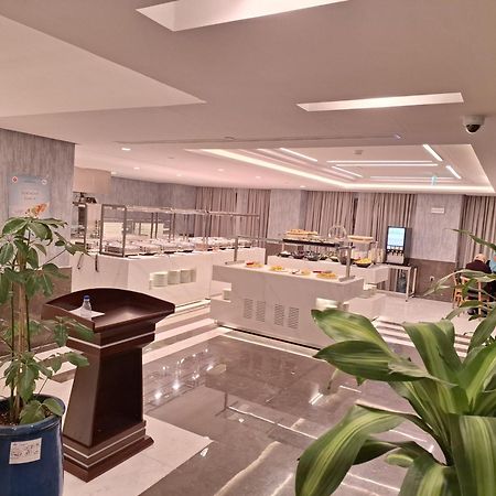 فندق الروضة رويال ان المدينة المنورة المظهر الخارجي الصورة The lounge at the airport