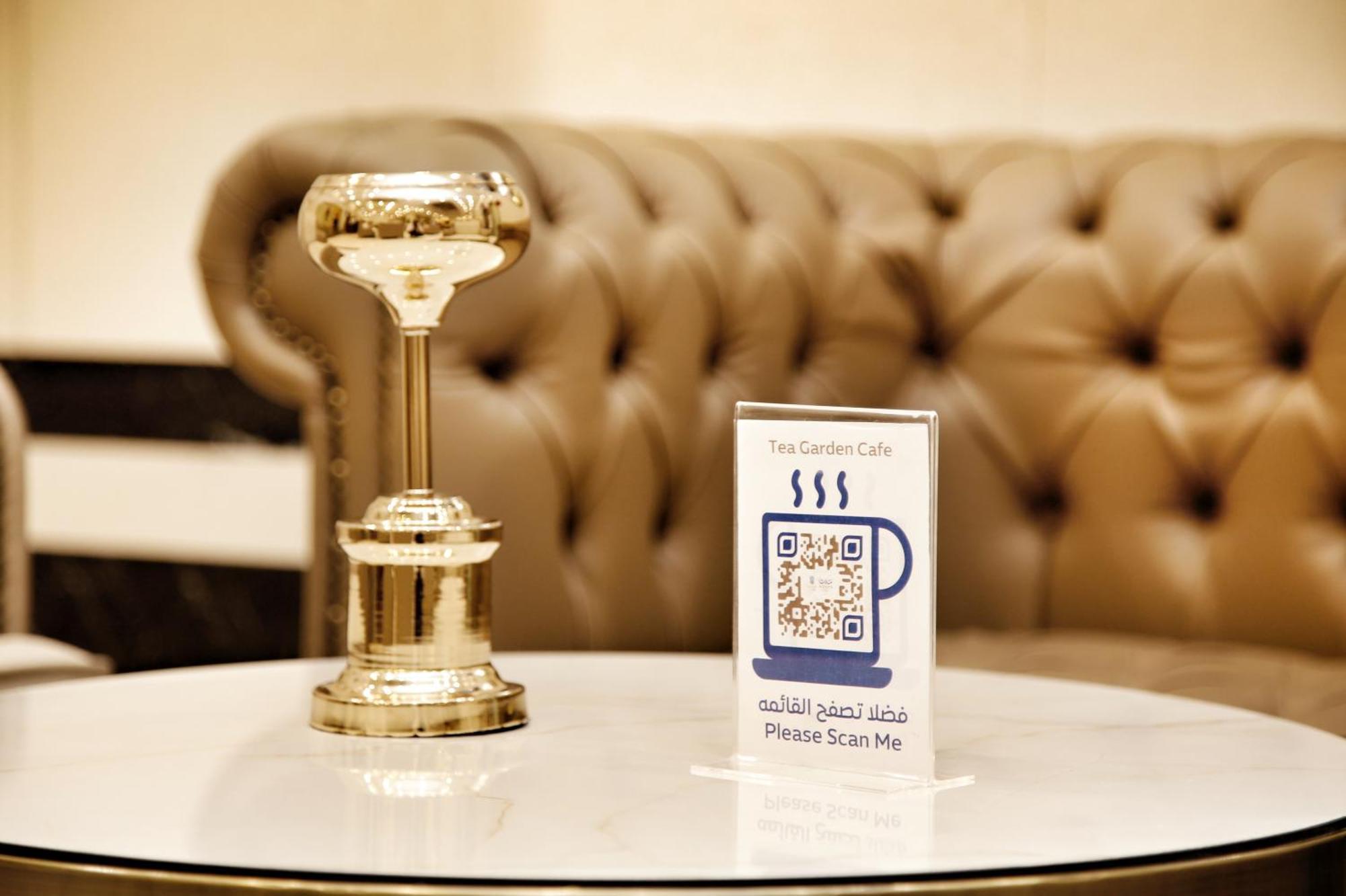 فندق الروضة رويال ان المدينة المنورة المظهر الخارجي الصورة QR code in a coffee shop