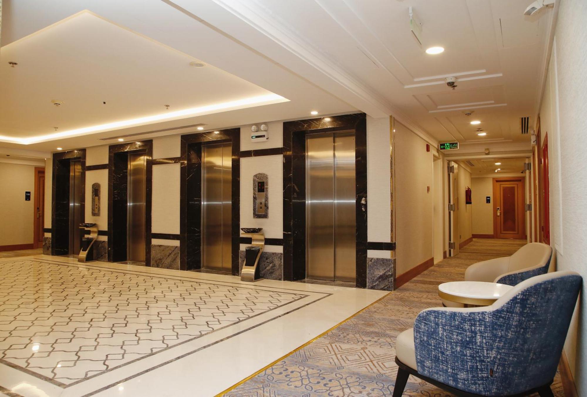 فندق الروضة رويال ان المدينة المنورة المظهر الخارجي الصورة Elevators at the hotel