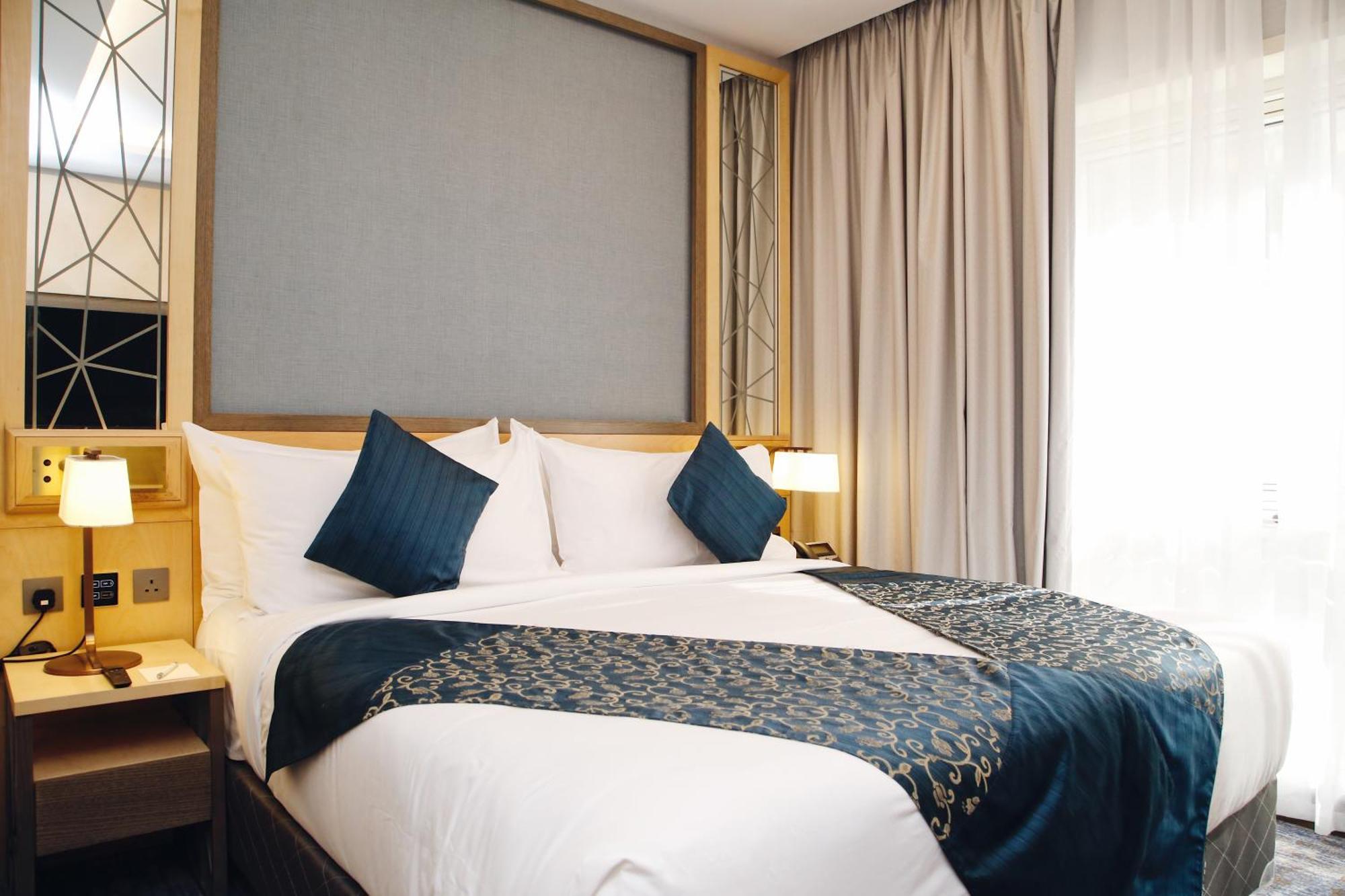فندق الروضة رويال ان المدينة المنورة المظهر الخارجي الصورة A bed runner