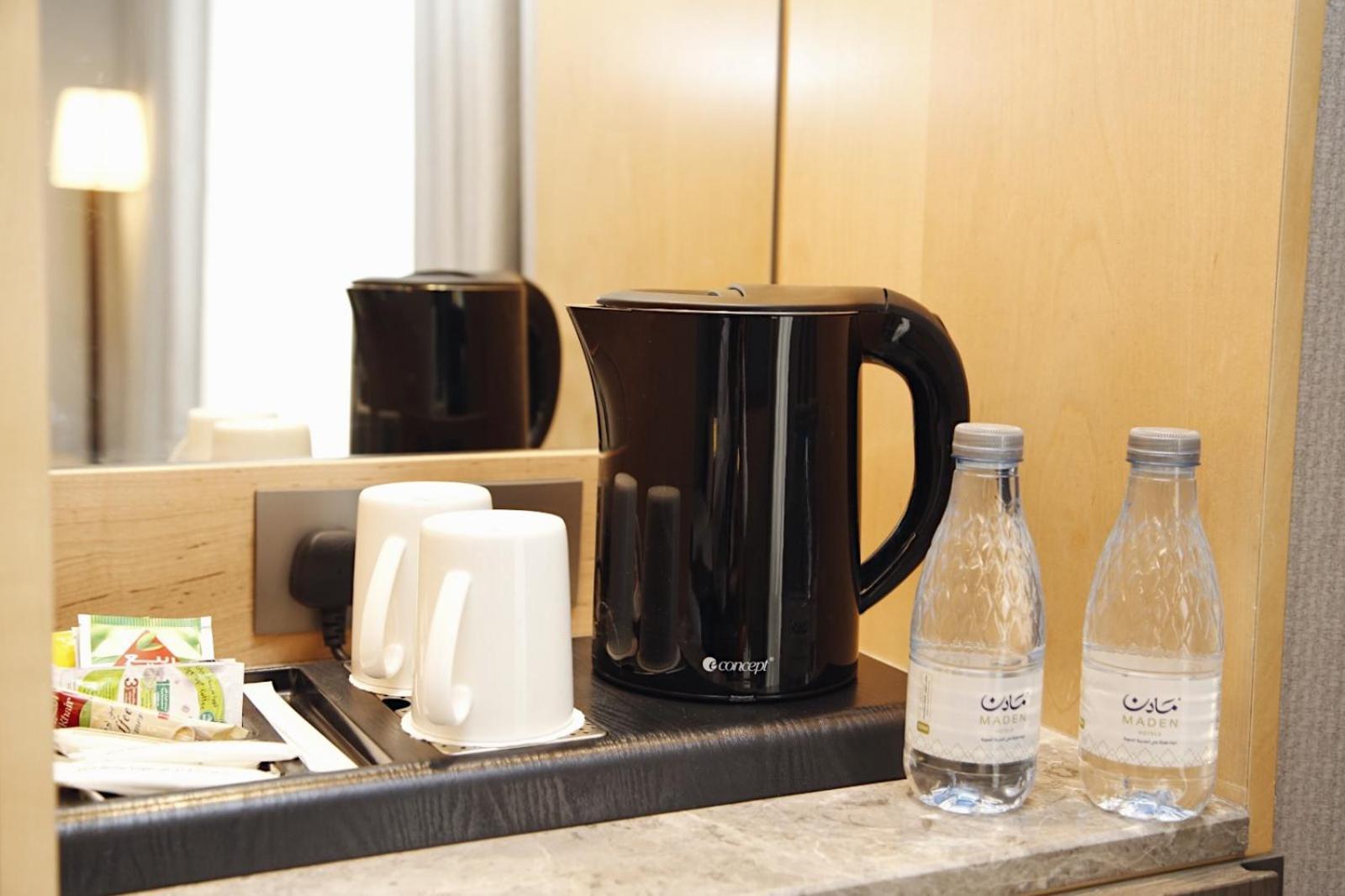 فندق الروضة رويال ان المدينة المنورة المظهر الخارجي الصورة A kettle in a hotel room