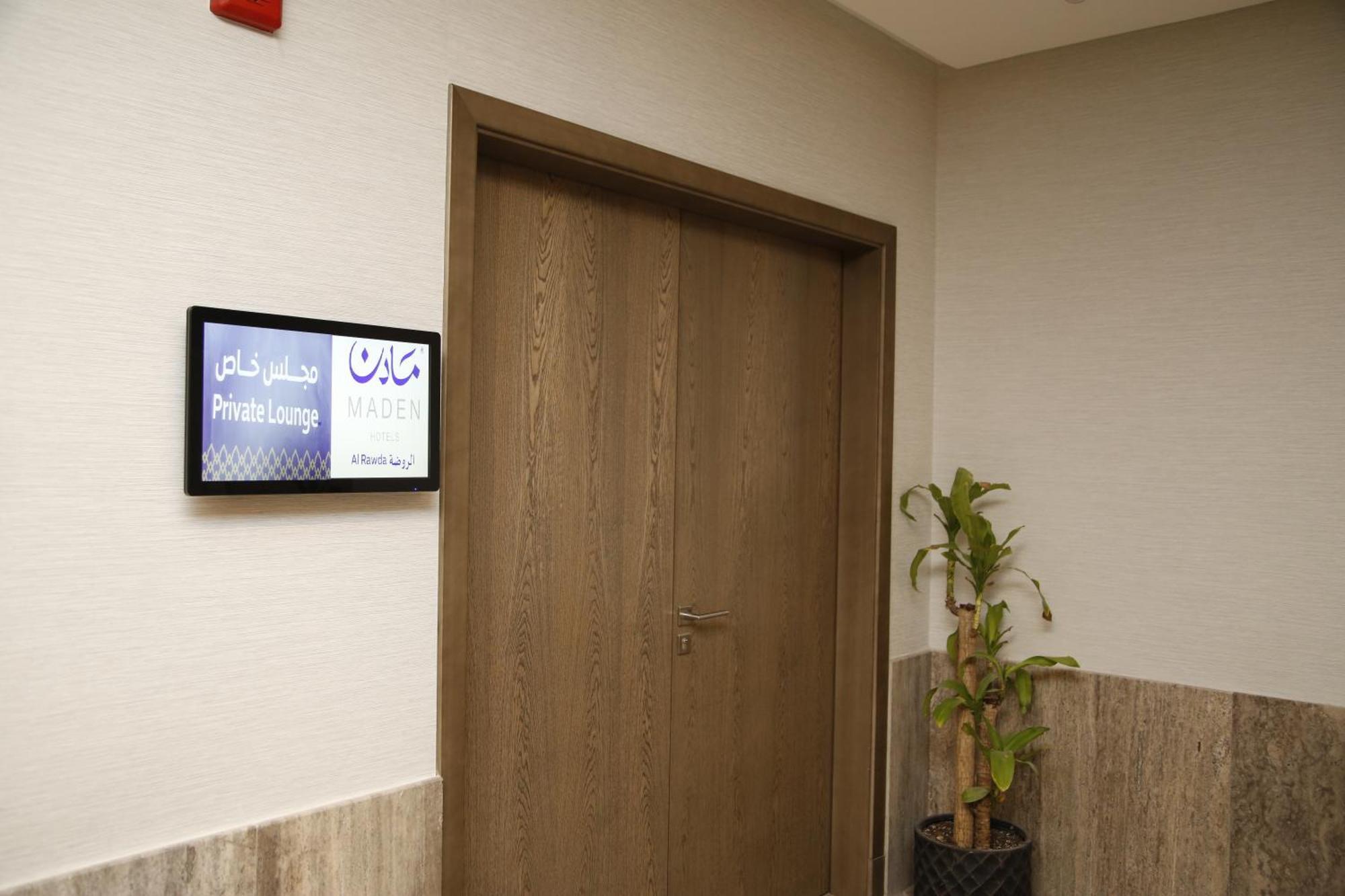 فندق الروضة رويال ان المدينة المنورة المظهر الخارجي الصورة A digital signage screen in a hospital