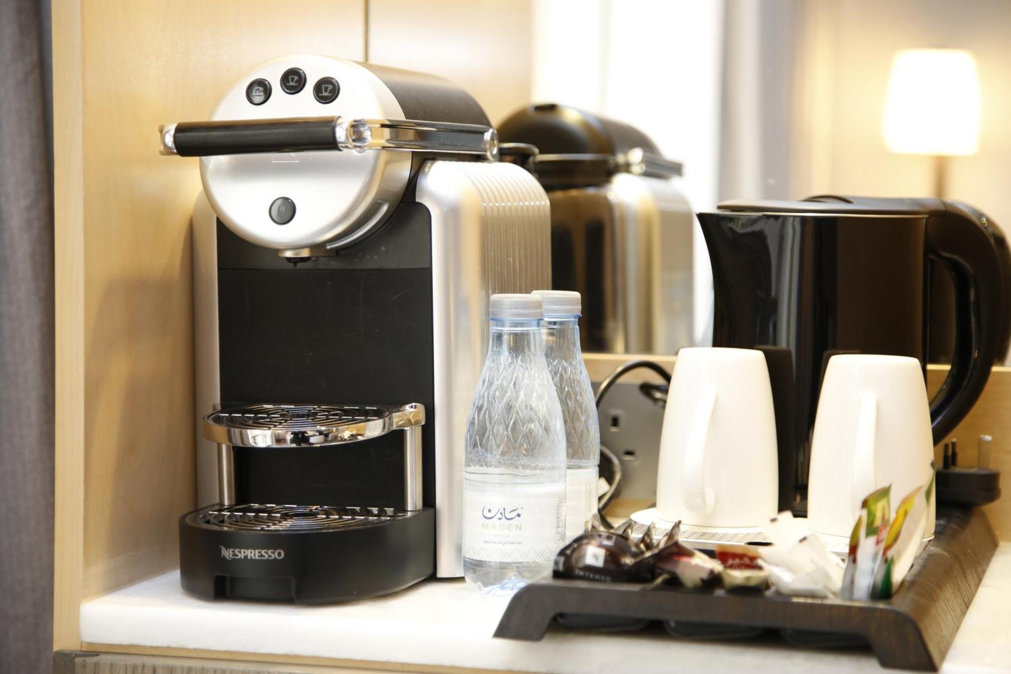 فندق الروضة رويال ان المدينة المنورة المظهر الخارجي الصورة A Nespresso coffee machine