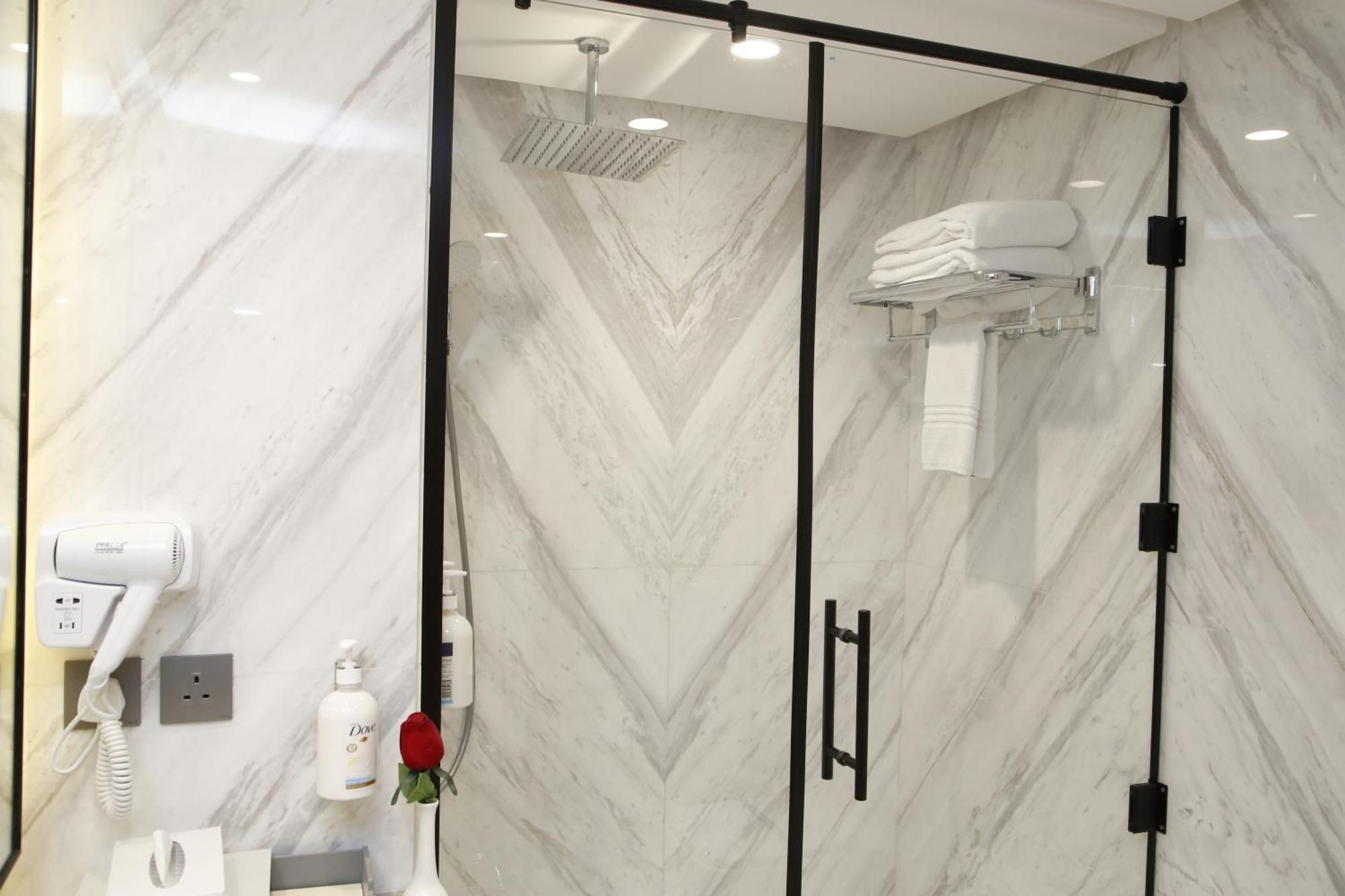 فندق الروضة رويال ان المدينة المنورة المظهر الخارجي الصورة A shower door