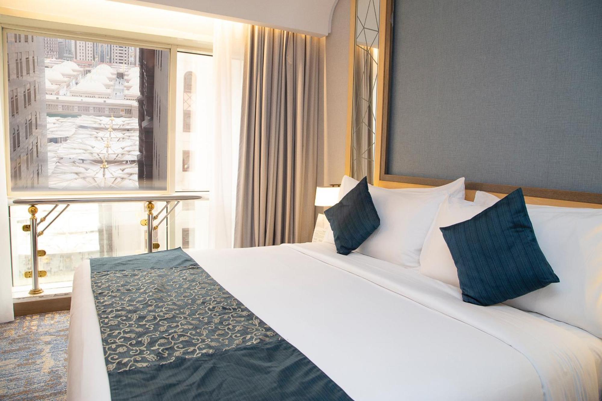 فندق الروضة رويال ان المدينة المنورة المظهر الخارجي الصورة A bedroom at the hotel