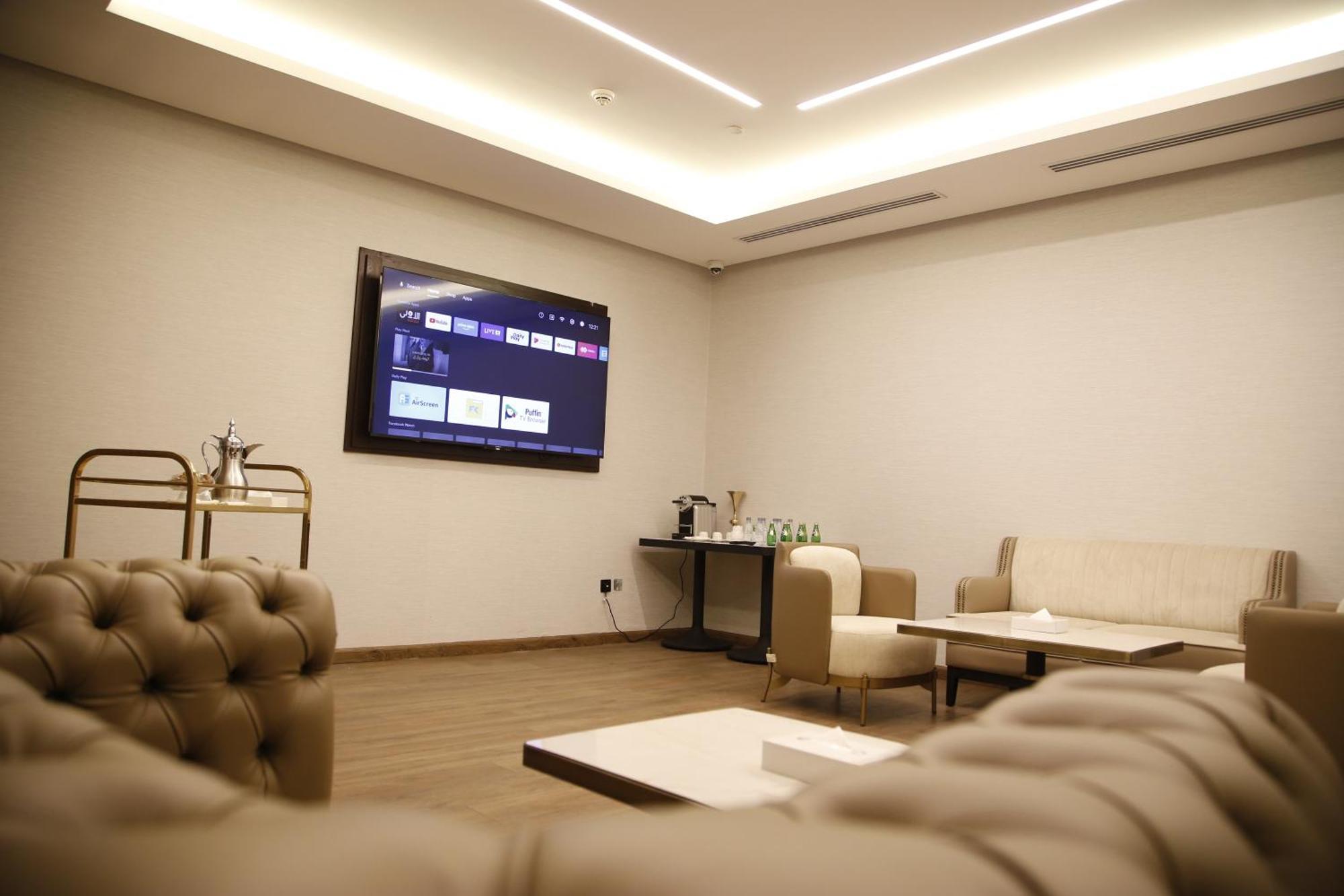 فندق الروضة رويال ان المدينة المنورة المظهر الخارجي الصورة The lounge at the airport