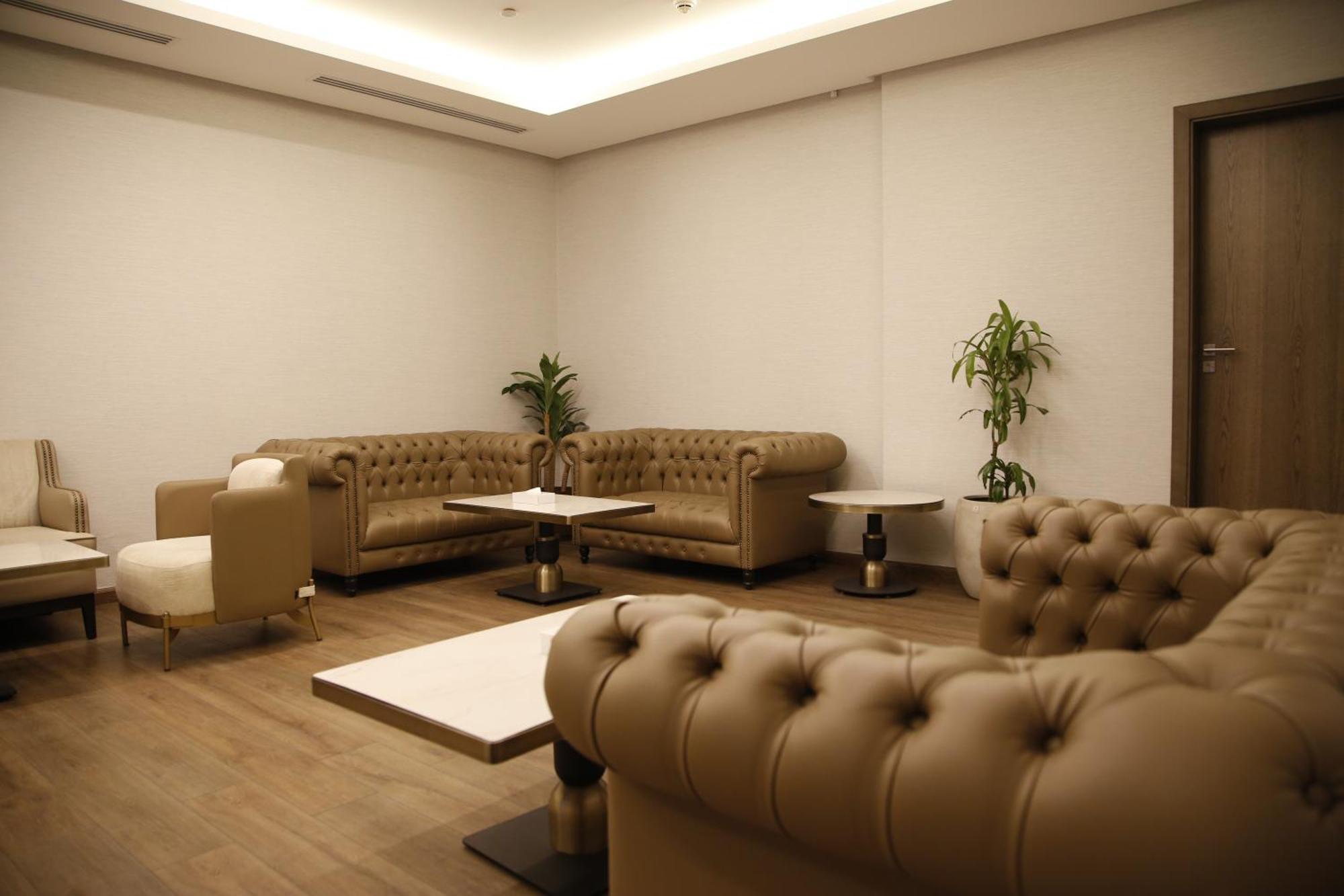فندق الروضة رويال ان المدينة المنورة المظهر الخارجي الصورة VIP Lounge at Tan Son Nhat International Airport