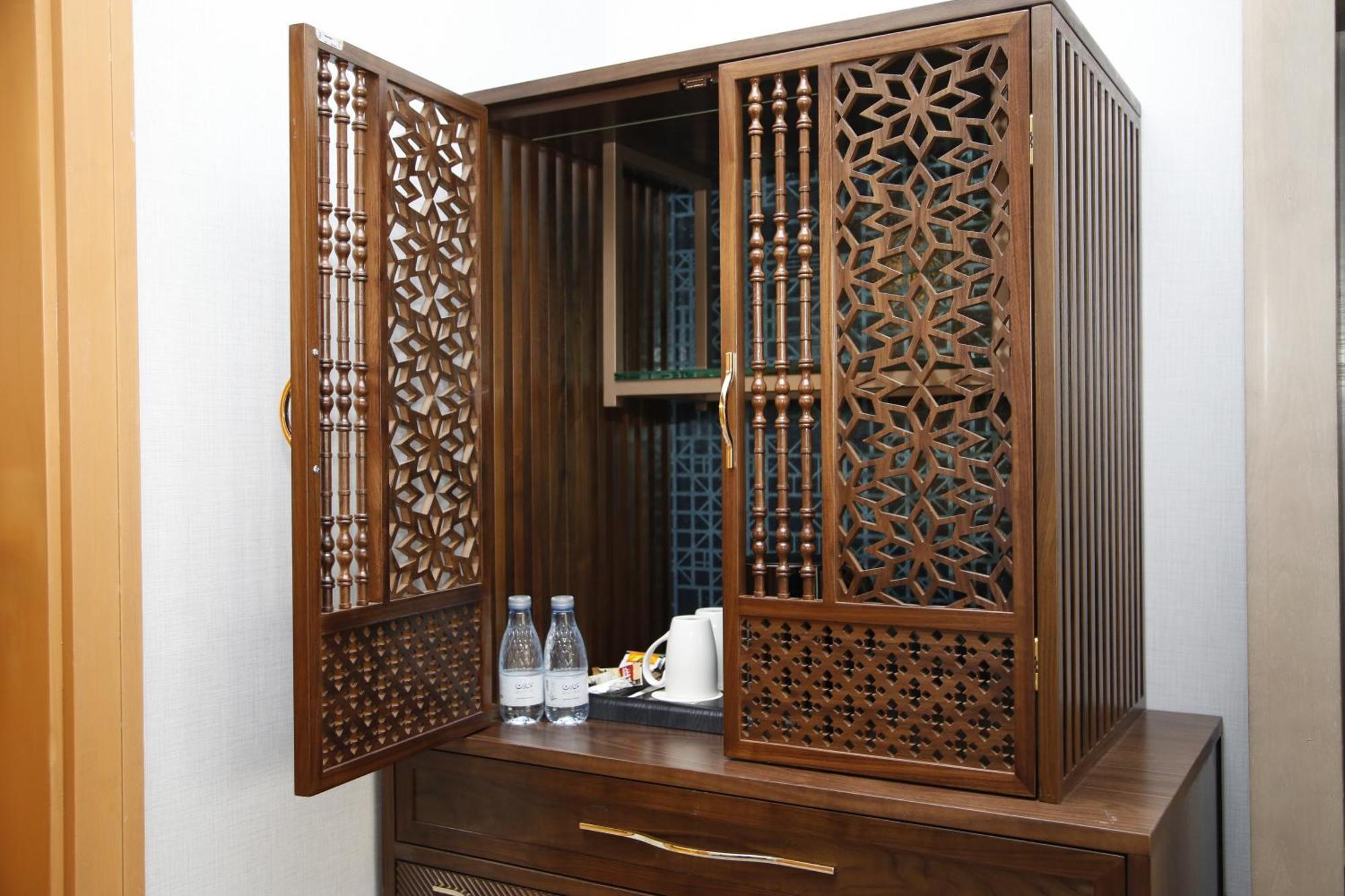 فندق الروضة رويال ان المدينة المنورة المظهر الخارجي الصورة A mezuzah case in a hotel room