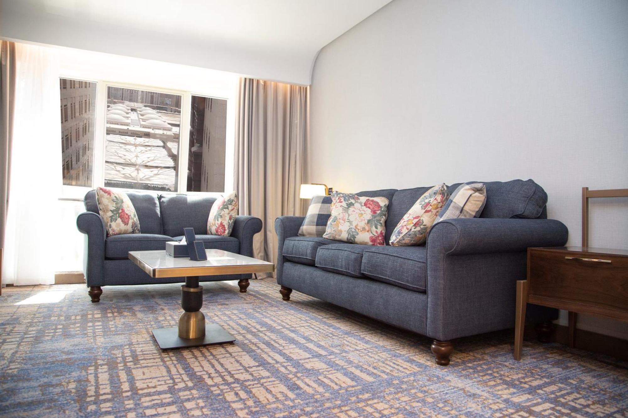 فندق الروضة رويال ان المدينة المنورة المظهر الخارجي الصورة A living room in a suite at the hotel