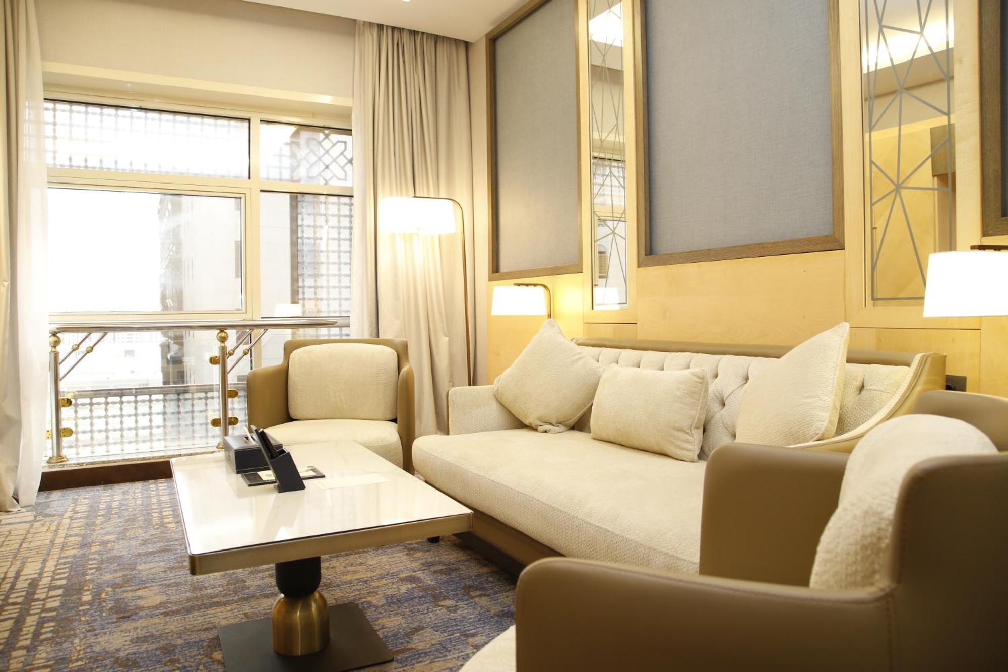 فندق الروضة رويال ان المدينة المنورة المظهر الخارجي الصورة A suite at the hotel