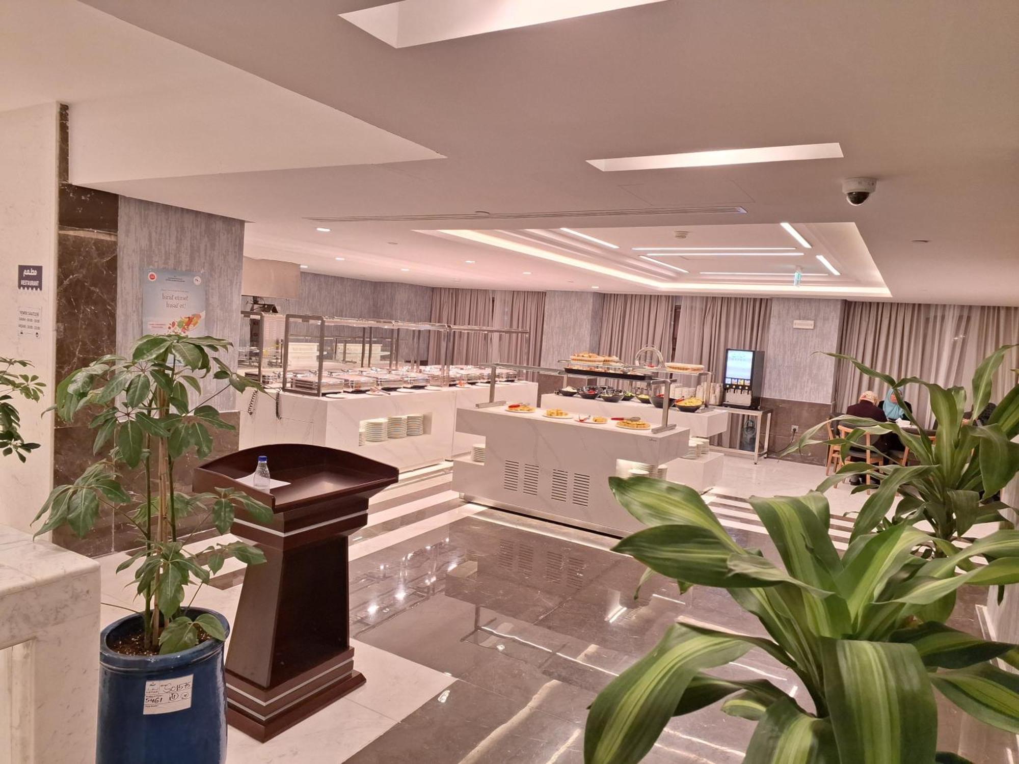 فندق الروضة رويال ان المدينة المنورة المظهر الخارجي الصورة The lounge at the airport