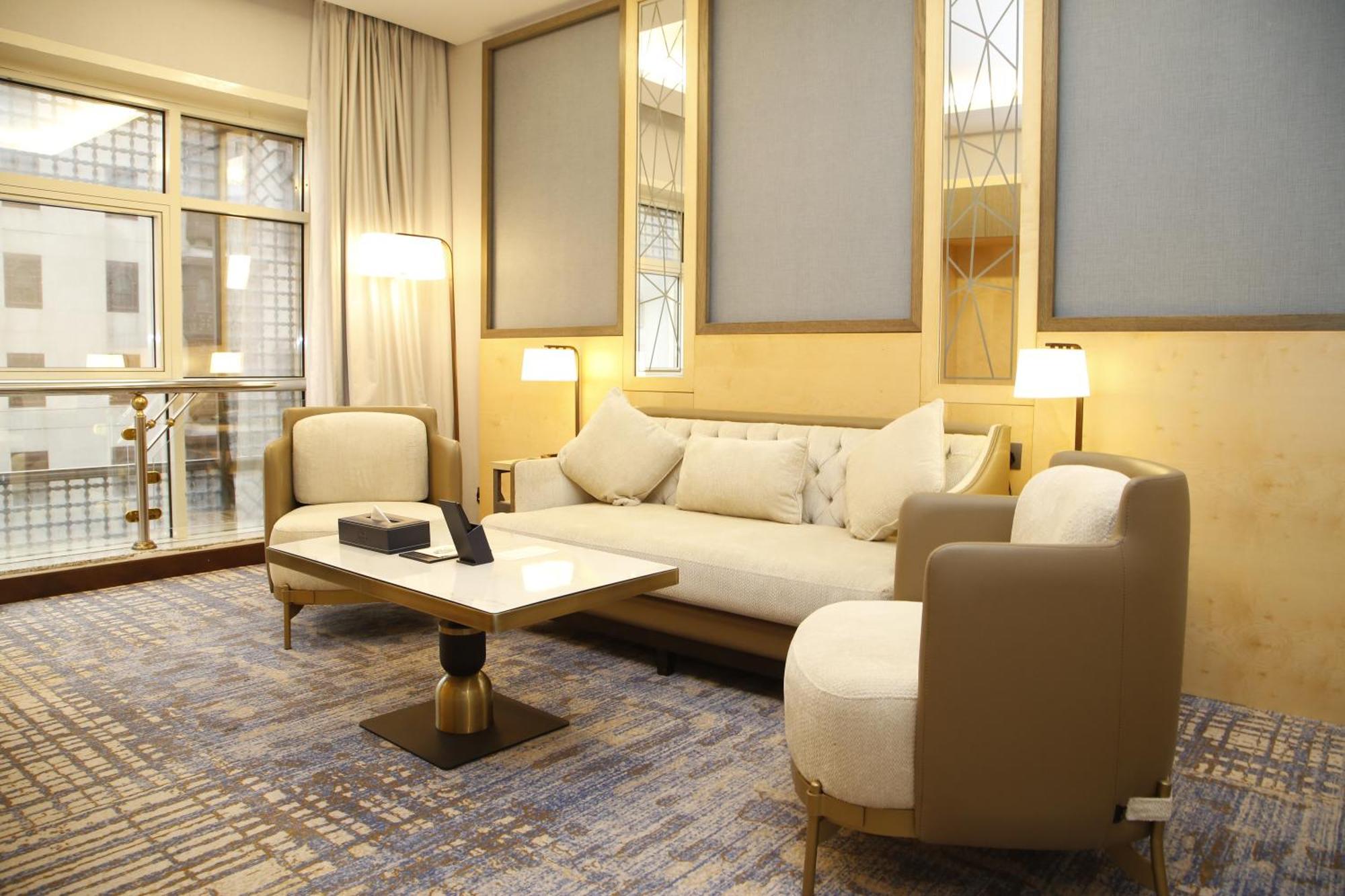 فندق الروضة رويال ان المدينة المنورة المظهر الخارجي الصورة A suite at the hotel