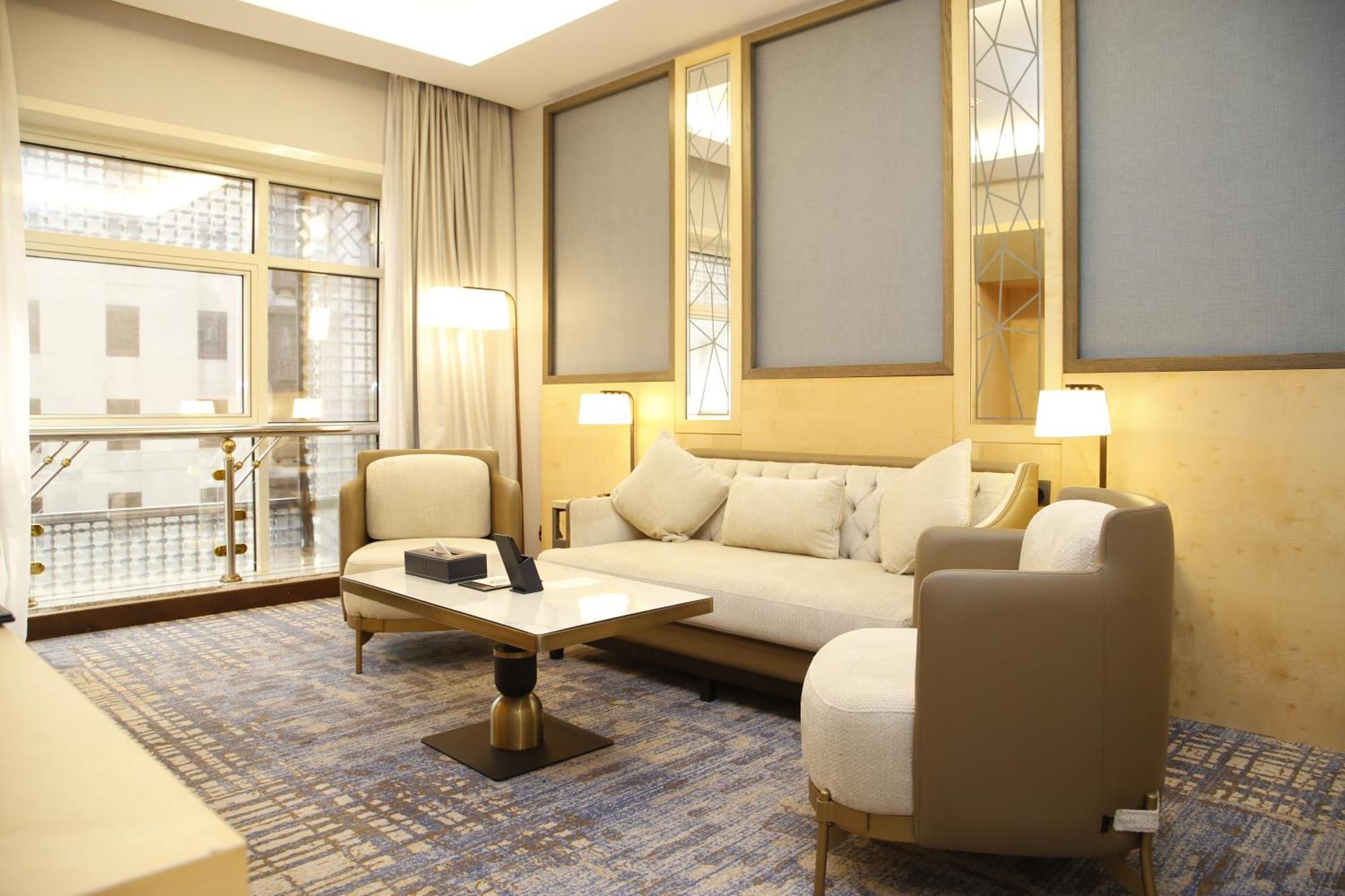 فندق الروضة رويال ان المدينة المنورة المظهر الخارجي الصورة A living room in a suite at the Ritz-Carlton, DIFC